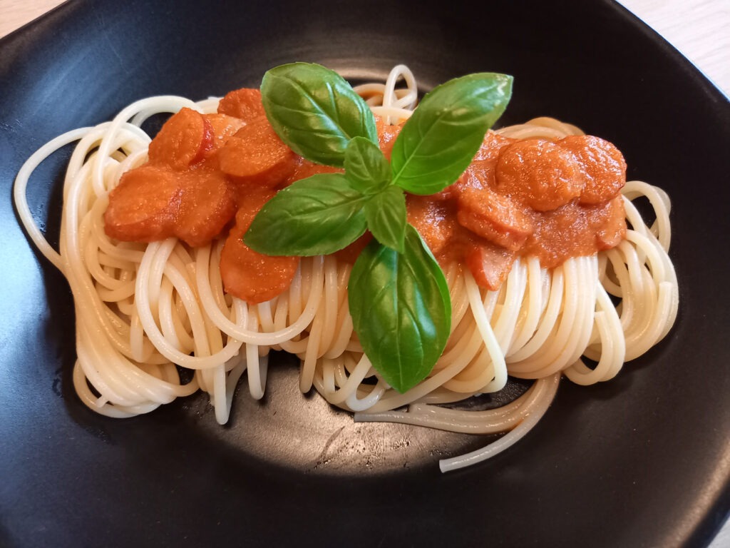 Spaghetti med tomatsovs og pølser