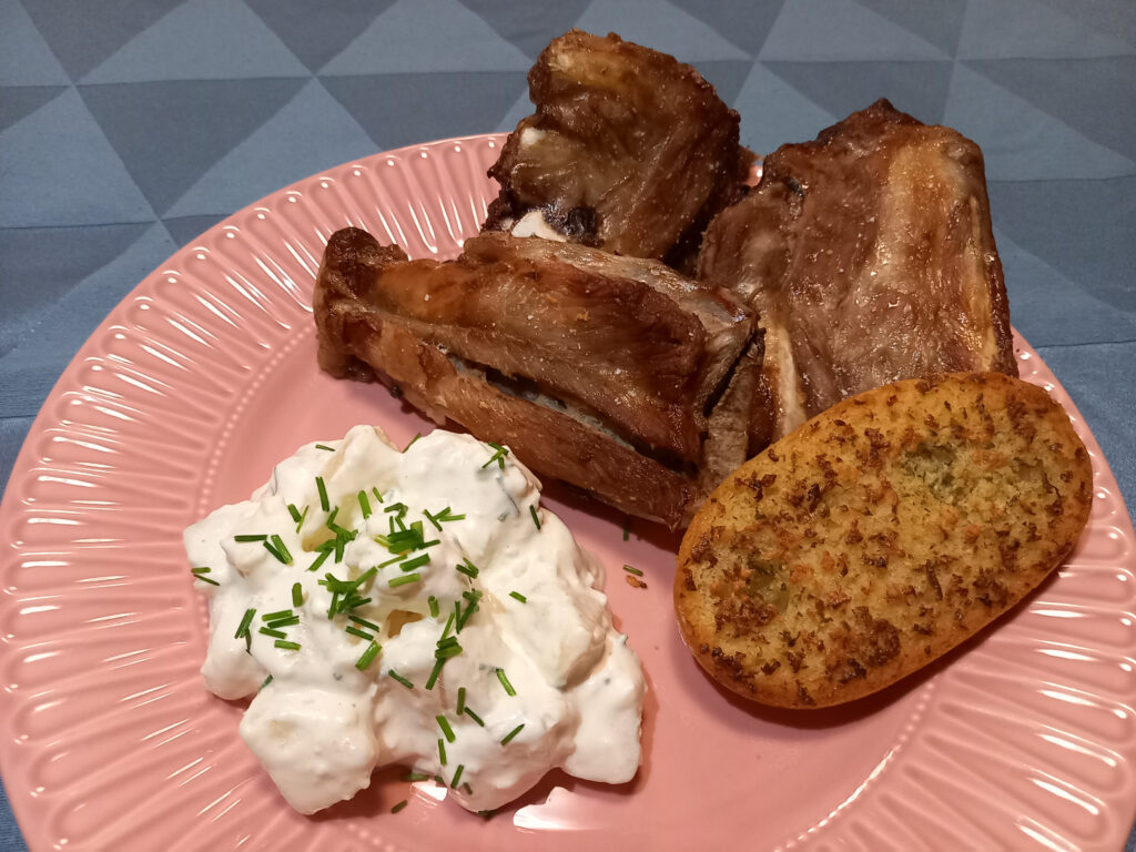 Stegeben Med Kartoffelsalat Og Hvidløgsflutes