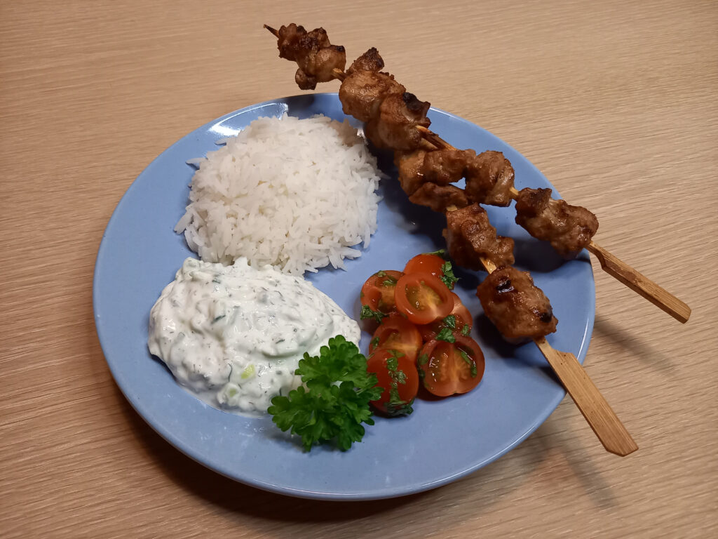 Svinekebab med ris og tzatziki