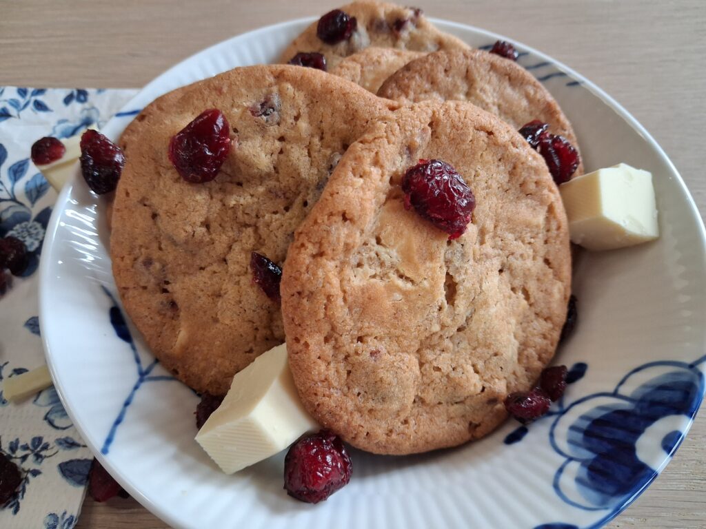 Cookies med hvid chokolade og tranebær